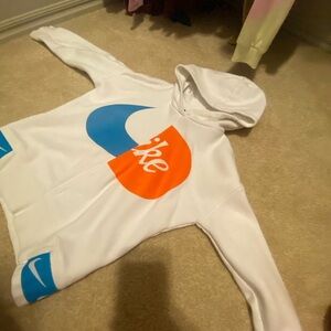 nike hoodie not worn that much no stains and in perfect condition